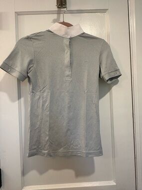 Animo Short-Sleeve Show Shirt in Light Gray with White Collar